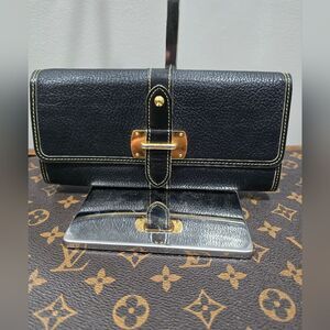 Louis Vuitton Suhali Le Favori wallet in Black grained leather With White Trim